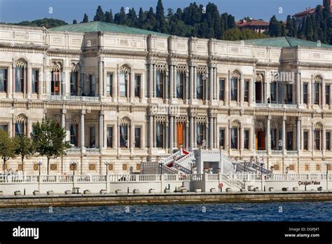  Çırağan Sarayı: İstanbul'un Yüzyıllık Şaheserine Yolculuk!